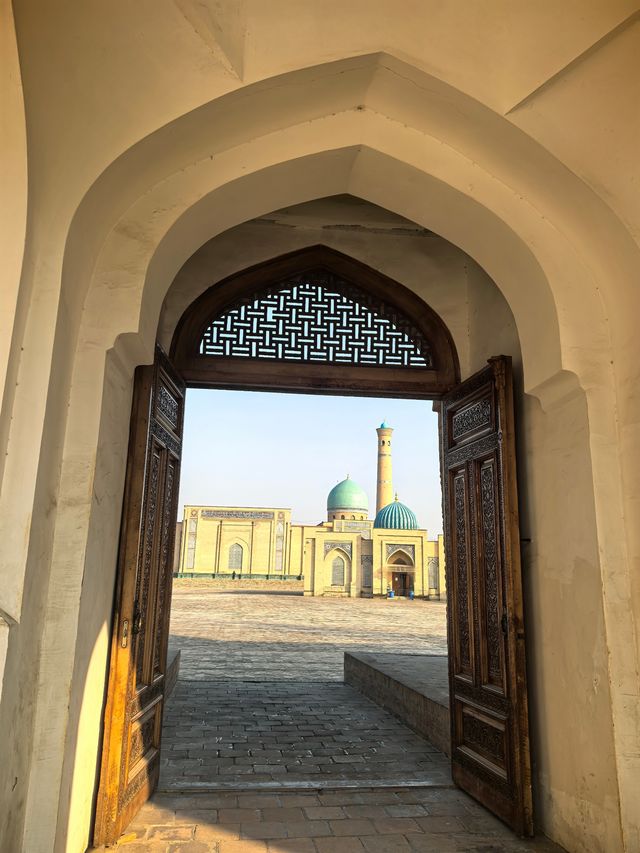 Hazrati Imam Mosque。