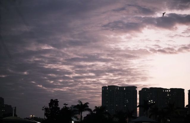 夕陽西下，東山湖公園的晚霞和日落，讓你感受大自然的美麗