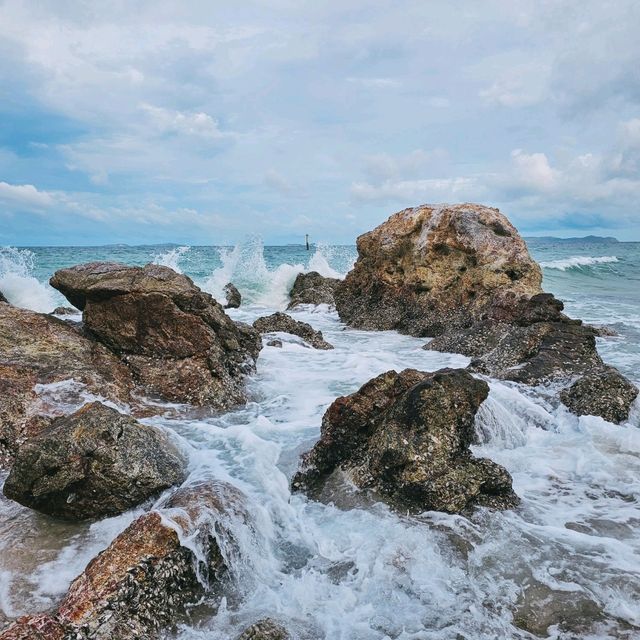 เที่ยวหาดแสมเกาะล้าน ชมถ้ำลับ เดินหาดสวย 