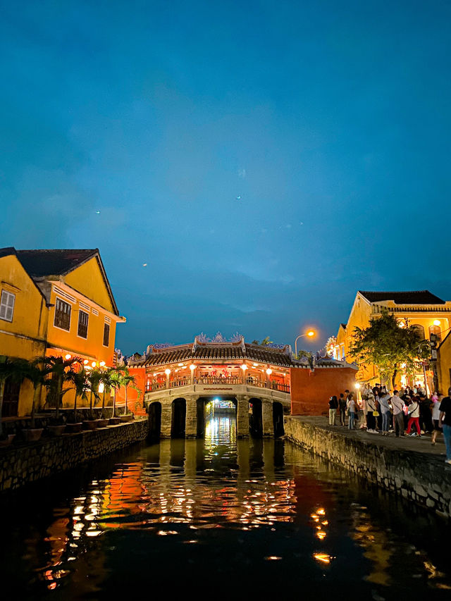 Releasing Lanterns at Hoai River 