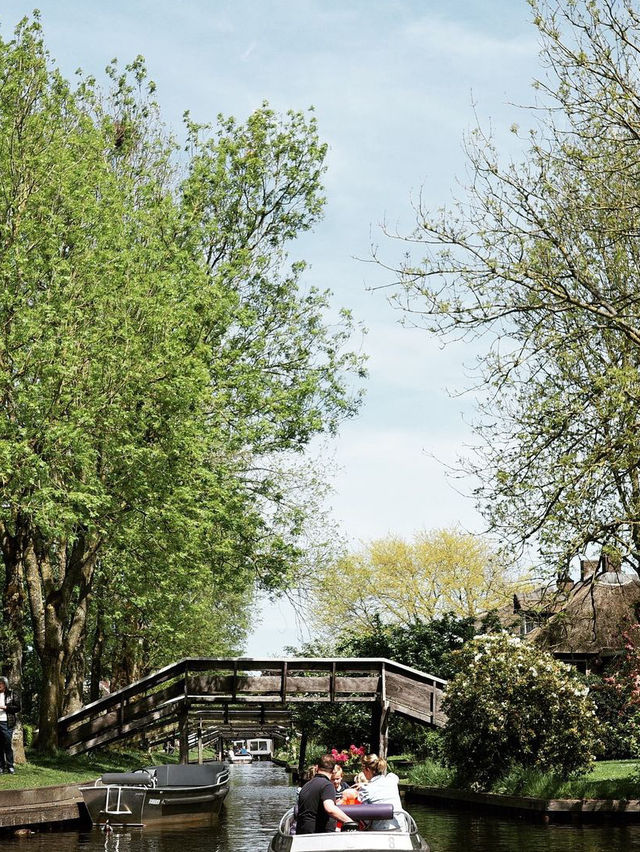 Giethoorn. Train or Tour?