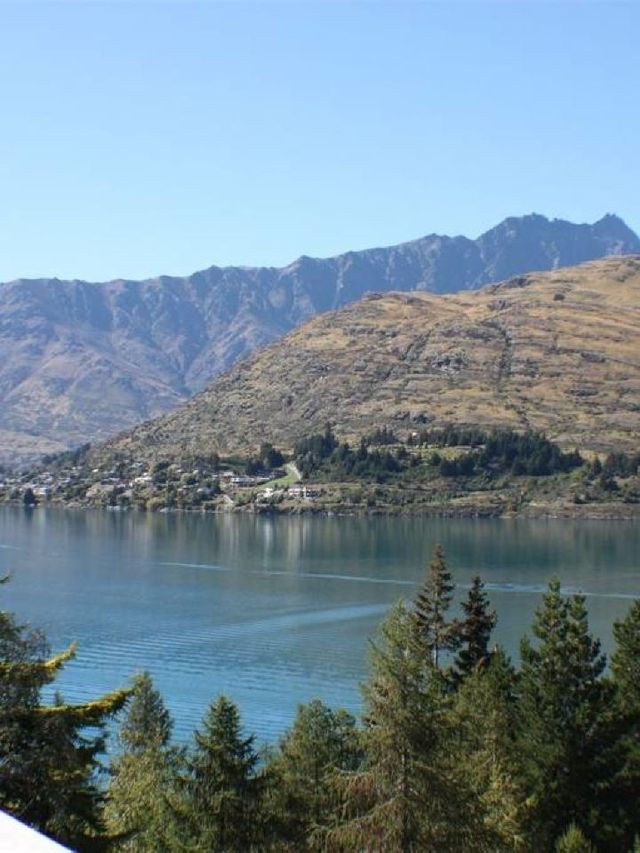 🌟 Queenstown's Luxe Lodging: Lakeside Bliss & City Access 🌟