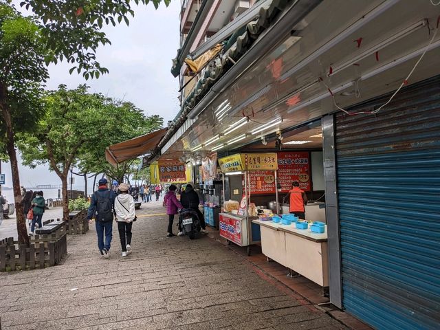 淡水老街，手信食物超級多，街道充滿古色古香既味道😍