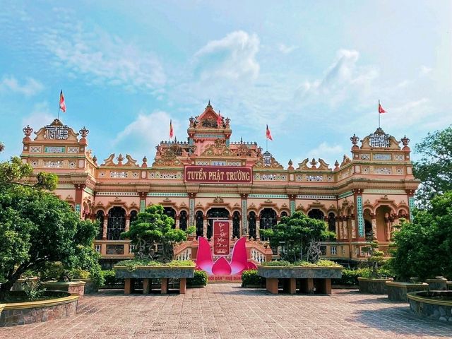 Visit Vinh Trang Temple