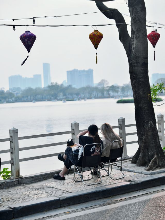 越南竟然也有西湖，湖邊全是咖啡館！