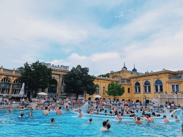 Budapest / Hungary 在宮殿裡泡溫泉？布達佩斯的特色體驗 塞切尼溫泉浴場 