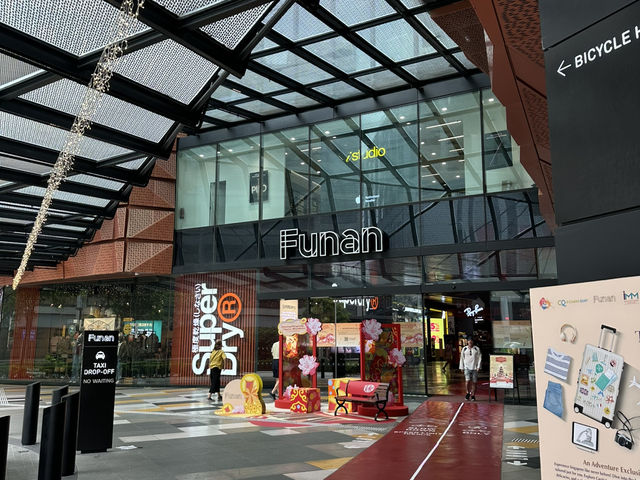 มาเดินช้อปปิ้งกันที่ Funan