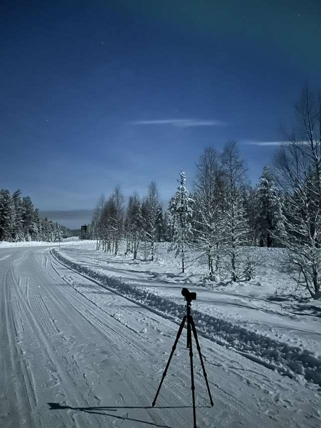 【踩上北歐追極光之旅：Rovaniemi 天空上閃耀着一道漂亮的紫色和綠色光線！】