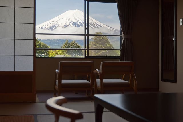 泡住溫泉睇富士山，住喺呢度太 chill 啦。