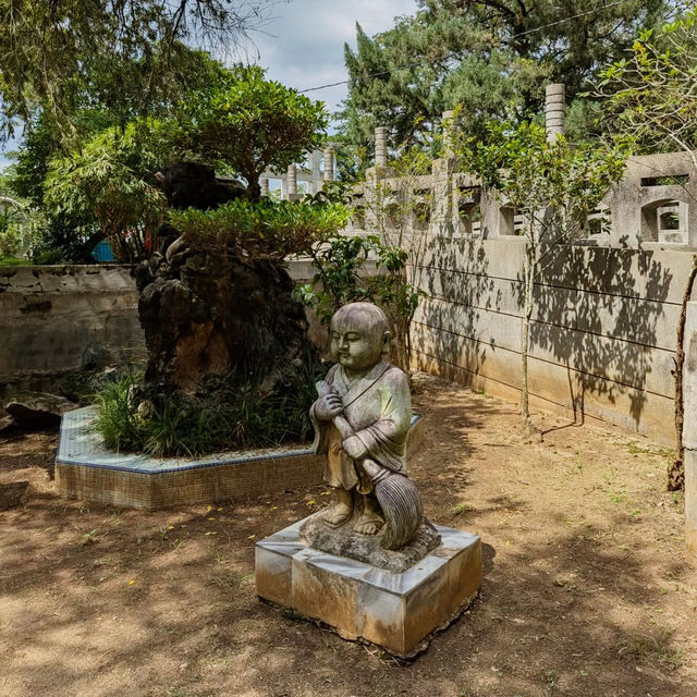 Enchanting Exploration at Sam Poh Tong Temple