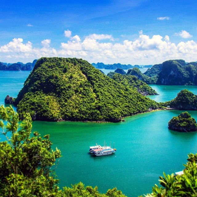 Halong Bay: Mystical Tranquility Amidst Nature's Splendor