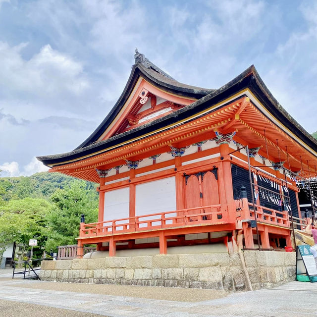 Vibrant Yasaka Shrine: Kyoto's Iconic Landmark