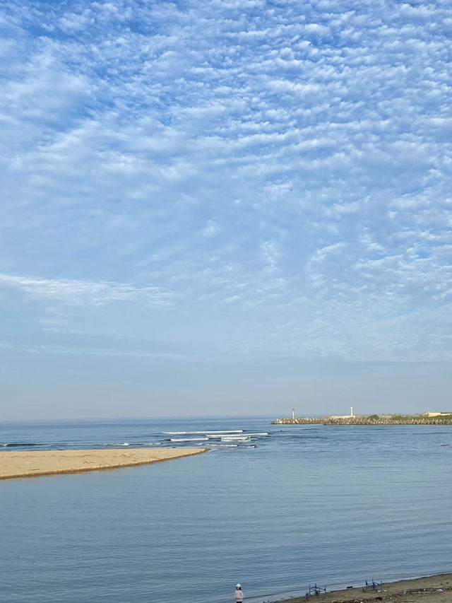 海風輕拂：福隆的晨曦與海浪