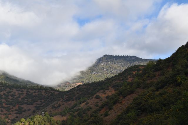 瀘源崖，山崖如削，景致獨特