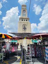 Pick out nice souvenirs at this bustling market