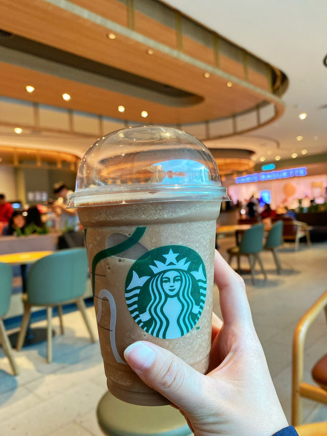 Chilling in the mall 🥤🫗