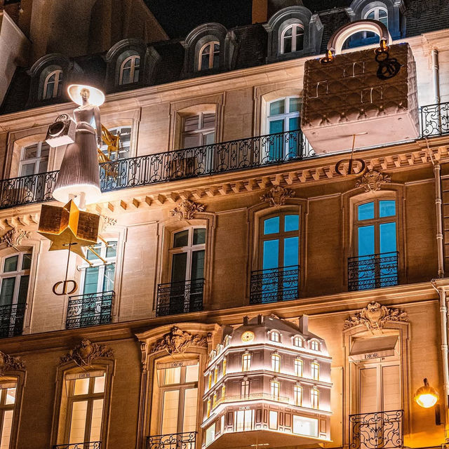 During Christmas, the Dior building in Paris 