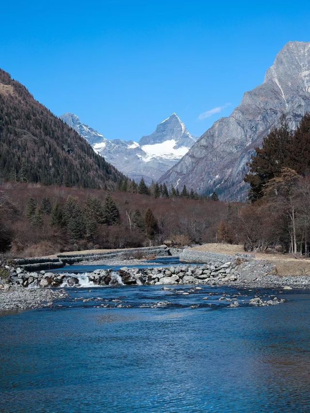 川西四姑娘山，在酒店裡就能看到日照金山