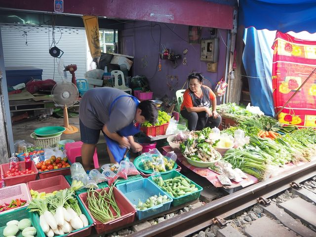 來去看火車通過菜市場的世界奇景。