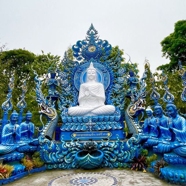 Wat Rong Suea Ten - Blue temple