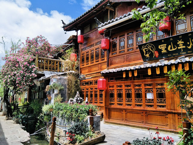 Blooming Beauties and Handcrafted Wonders: A Walk Through Lijiang