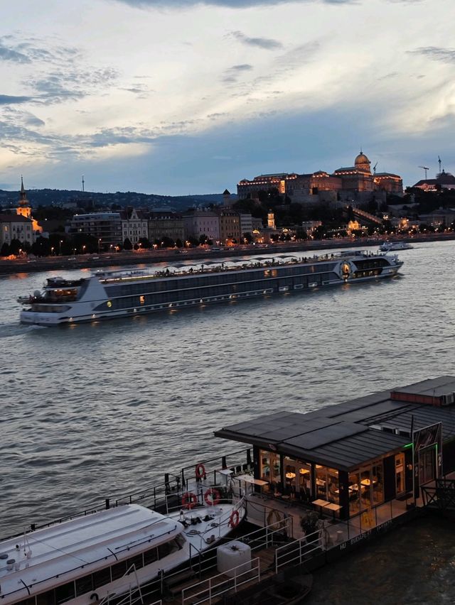 Budapest After Dark: A City of Lights and Magic 🌉✨