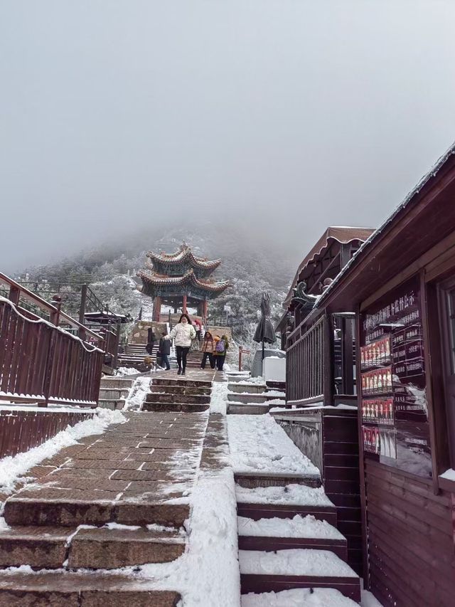 北岳恒山遇初雪人間仙境。