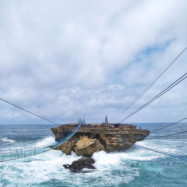 🇮🇩 Timang Beach Gondola:  Exhilarating Wooden Ride Across the Roaring Waves