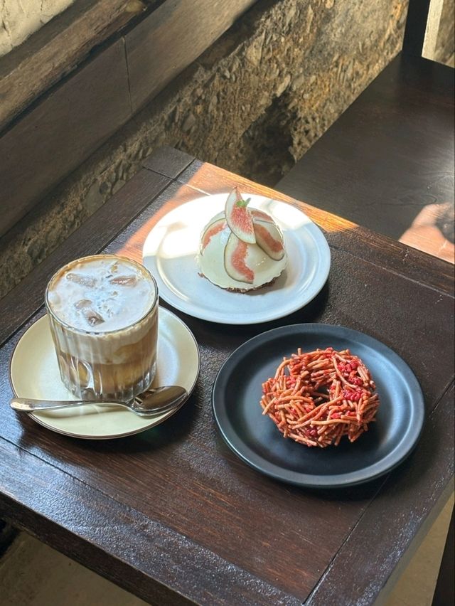 👉옛 경주역 관사를 개조한 커피 맛집 보우하사