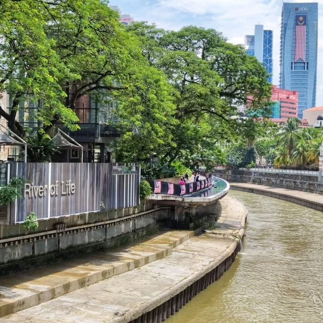 🇲🇾 Kuala Lumpur's River of Life: A Visual Symphony