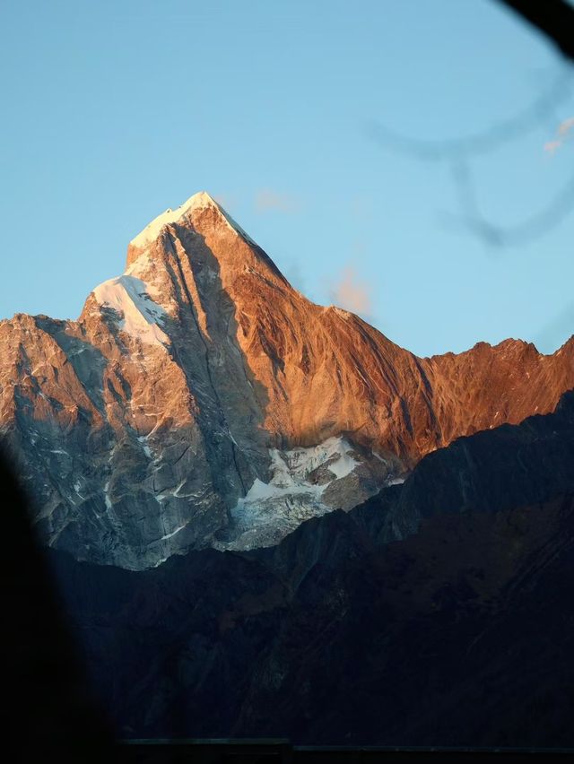 川西四姑娘山，在酒店裡就能看到日照金山