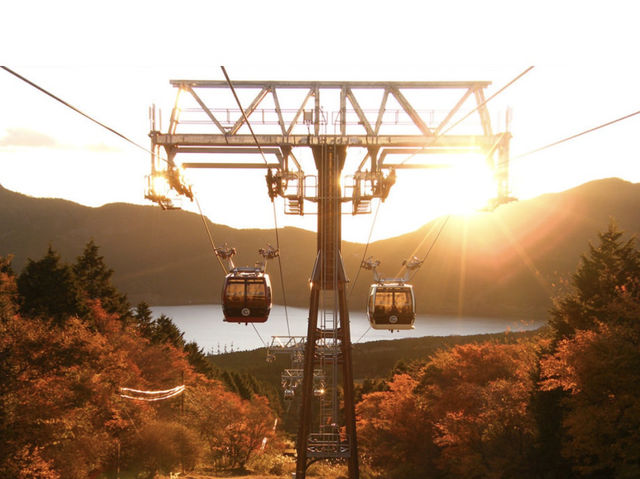 Experience the vibrant colors of fall in Hakone!