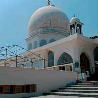 STUNNING ARCHITECTURE OF THE HAZRATBAL SHRINE.