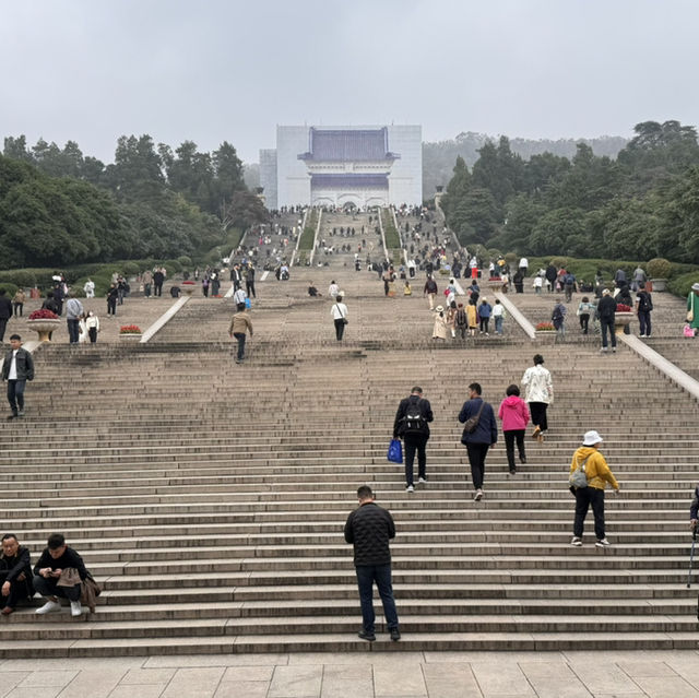 緬懷偉人，瞻仰中山陵