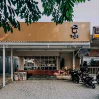 TUKU COFFEE | WITH A MINIMALIST AMBIENCE THAY FEEL COMFORTABLE & TRANQUIL