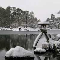 【金沢】歴史と雪景色が織りなす、冬の兼六