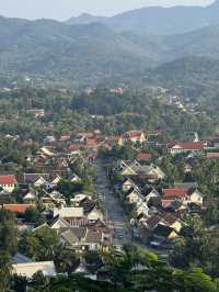 พระธาตุพูสี | หลวงพระบาง 🏘️⛰️🌳✨