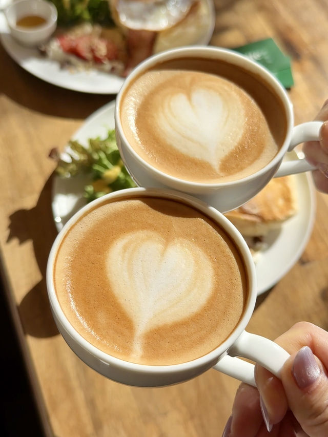 Weekend brunch at the cafe terrace☕️