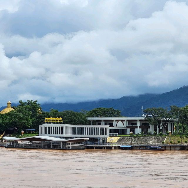 พระพุทธนวล้านตื้อ พระเชียงแสนสี่แผ่นดิน เชียงราย