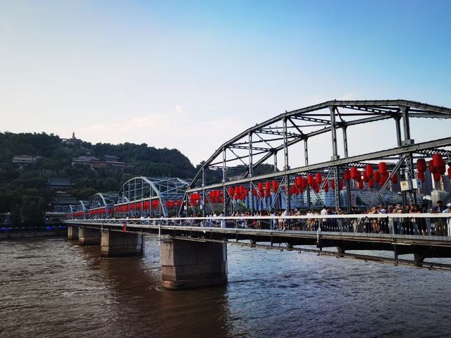 奔騰黃河第一橋——中山橋即黃河鐵橋。