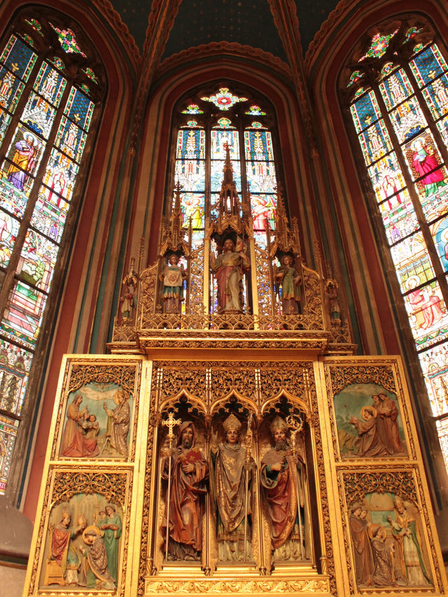 Morning Serenity: Discovering the Majesty of St. Vitus Cathedral in Prague