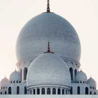 Sheikh Zayed Grand Mosque: Abu Dhabi’s Majestic White Marvel 🕌✨