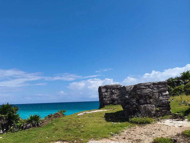 The sea and the ancient building of Tulum