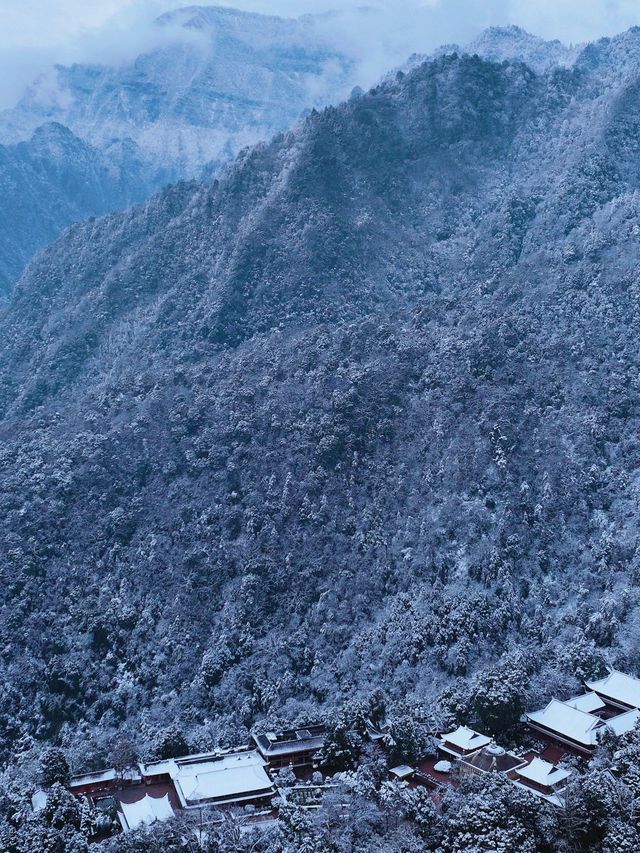 峨眉山2日深度遊 玩轉經典路線