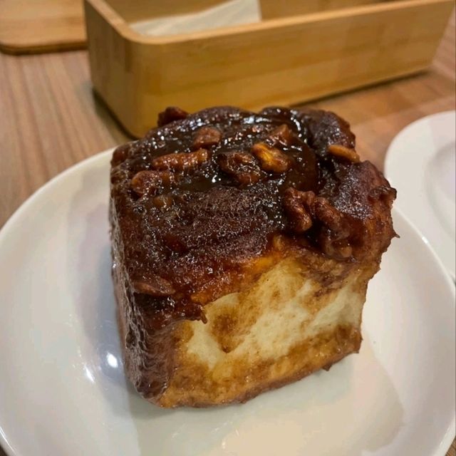 「臺北Heritage Bakery & Cafe」：肉桂捲與紅心芭樂起士蛋糕，美味又輕盈