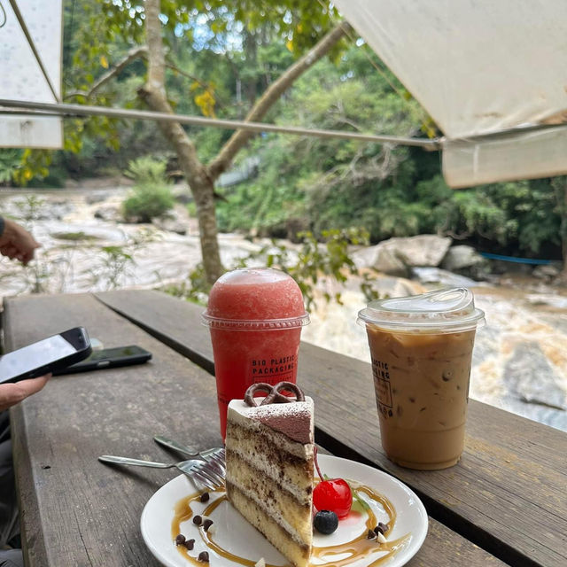 River Rock cafe อัญมณีท่ามกลางธรรมชาติของเชียงใหม่