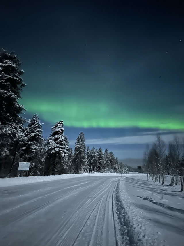 【踩上北歐追極光之旅：Rovaniemi 天空上閃耀着一道漂亮的紫色和綠色光線！】