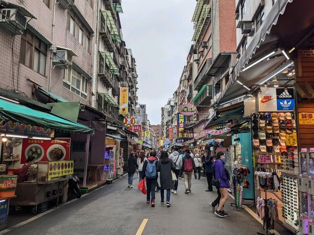 淡水老街，手信食物超級多，街道充滿古色古香既味道😍