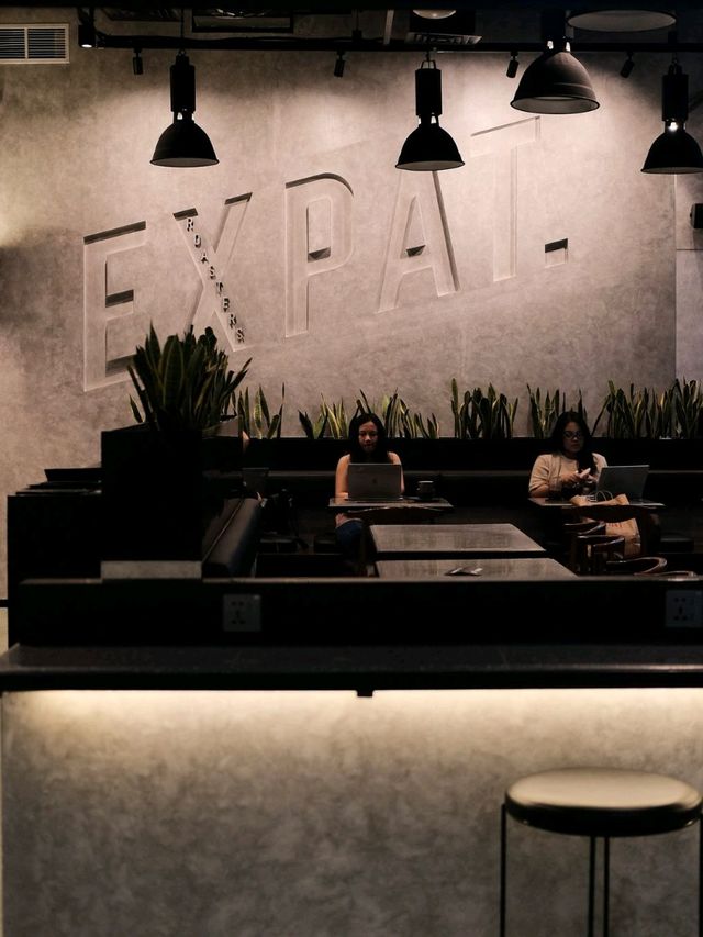 EXPATROASTER | COFFESHOP WITH URBAN VIEW