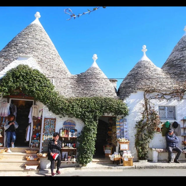 A super niche tourist destination in Italy, the house looks like wearing a bucket.